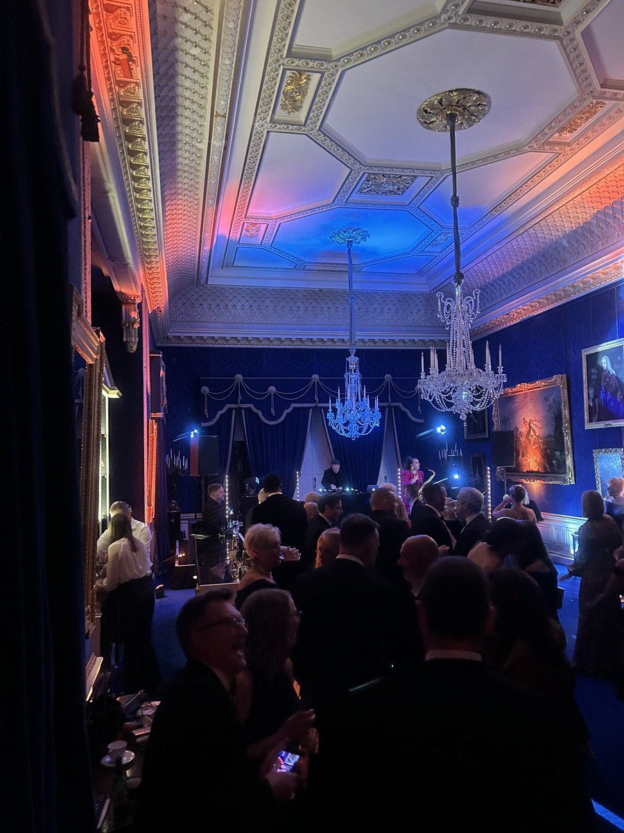 What an incredible evening at Althorp House! Thanks to everyone who attended and a huge thanks to <a href="/cspencer1508/">Charles Spencer</a> for hosting such an amazing event! <a href="/AlthorpHouse/">Althorp</a>🥂