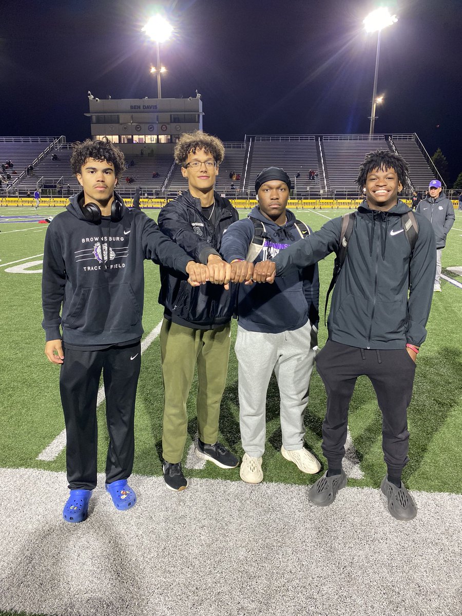 4x100 meter relay took another step in the right direction last night!!

42.53 🥈💨💨

#speedkills