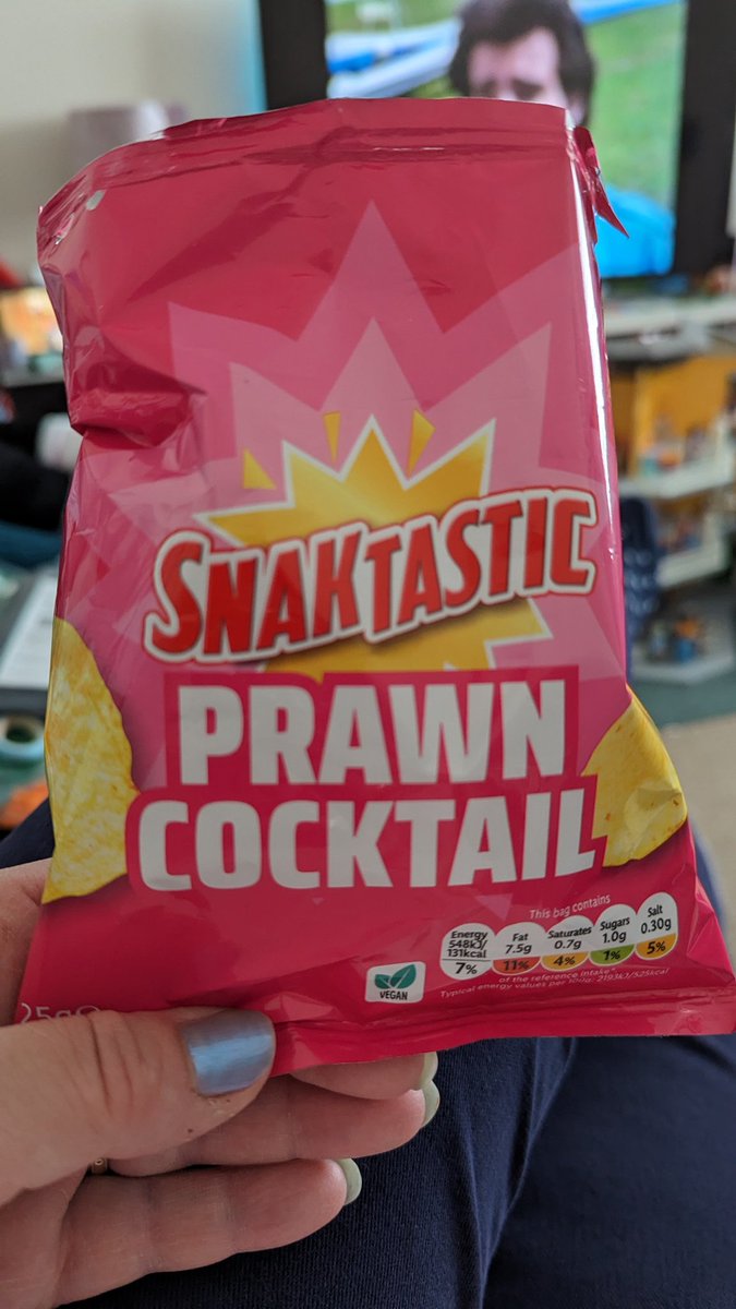 Goody27shoes's tweet photo. @LidlGB 
Anyone else noticed that since they've changed the colour of packets, the wrong flavour is in. Smoky bacon in this one. Not good for a pork intolerant person 😅 https://t.co/iCyh4UPX69