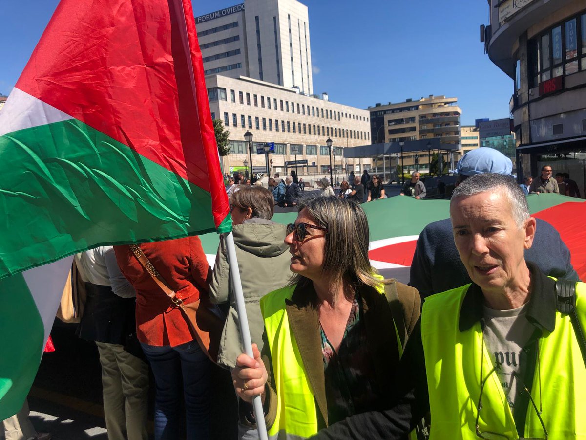 Aquí hemos estado, denunciando el Genocidio del pueblo palestino, la mayor atrocidad de este siglo. Nuestras compañeras @Ol_ecofeminismo y @EmmalvarezAlba en la pancarta de apoyo a las mujeres palestinas y acompañadas de la Diputada @TomeCova