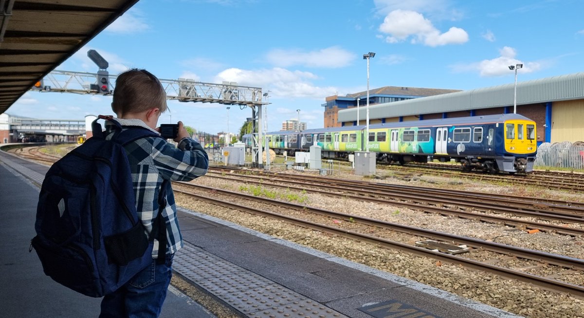 ukrailadventure's tweet image. I spy with my little eye, a BR Mk3 EMU. A Hydroflex #class799 to be precise. Very interesting according to Austin. I wonder if this project will ever be revived 🤔