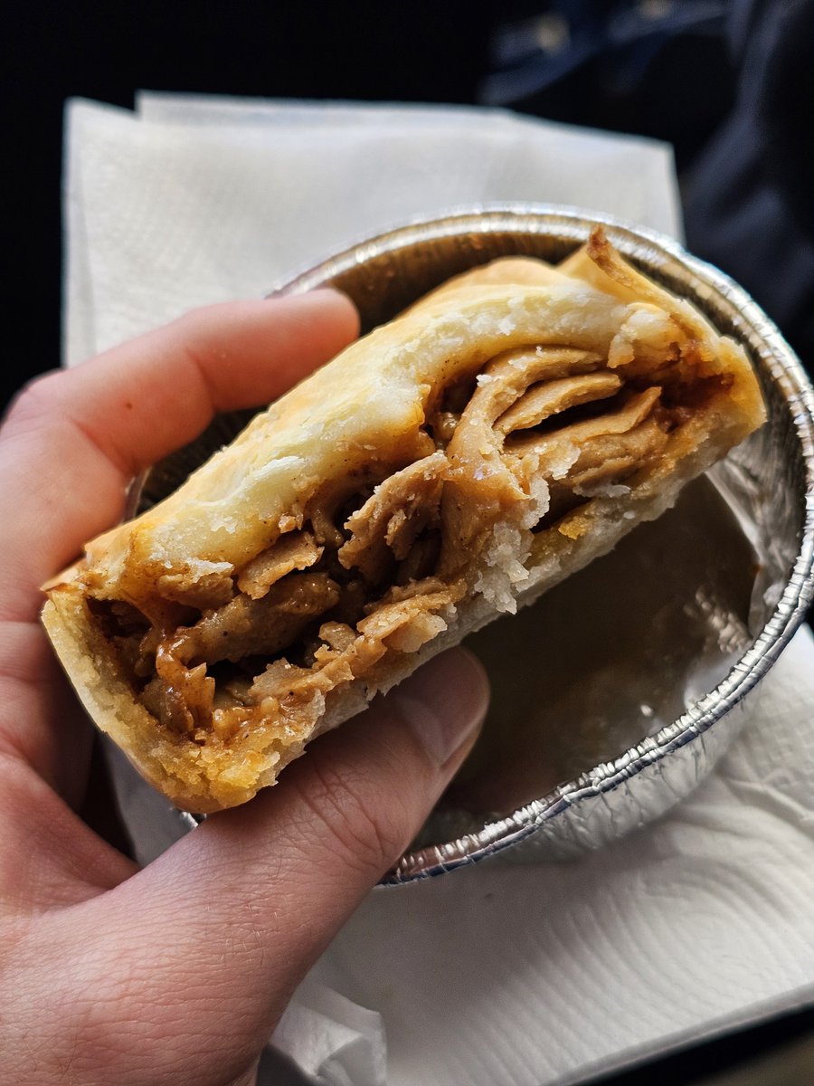 Pie review: Kebab Pie, Hampden Park. These have improved since the last time I had one. 'Meat' is sliced thinner, there's a bit more sauce and it's not as harsh. Balance still not right but better. Pastry slightly underdone on this specimen.
💷 £4.50
⭐️ 7.5
#davesfootballtravels