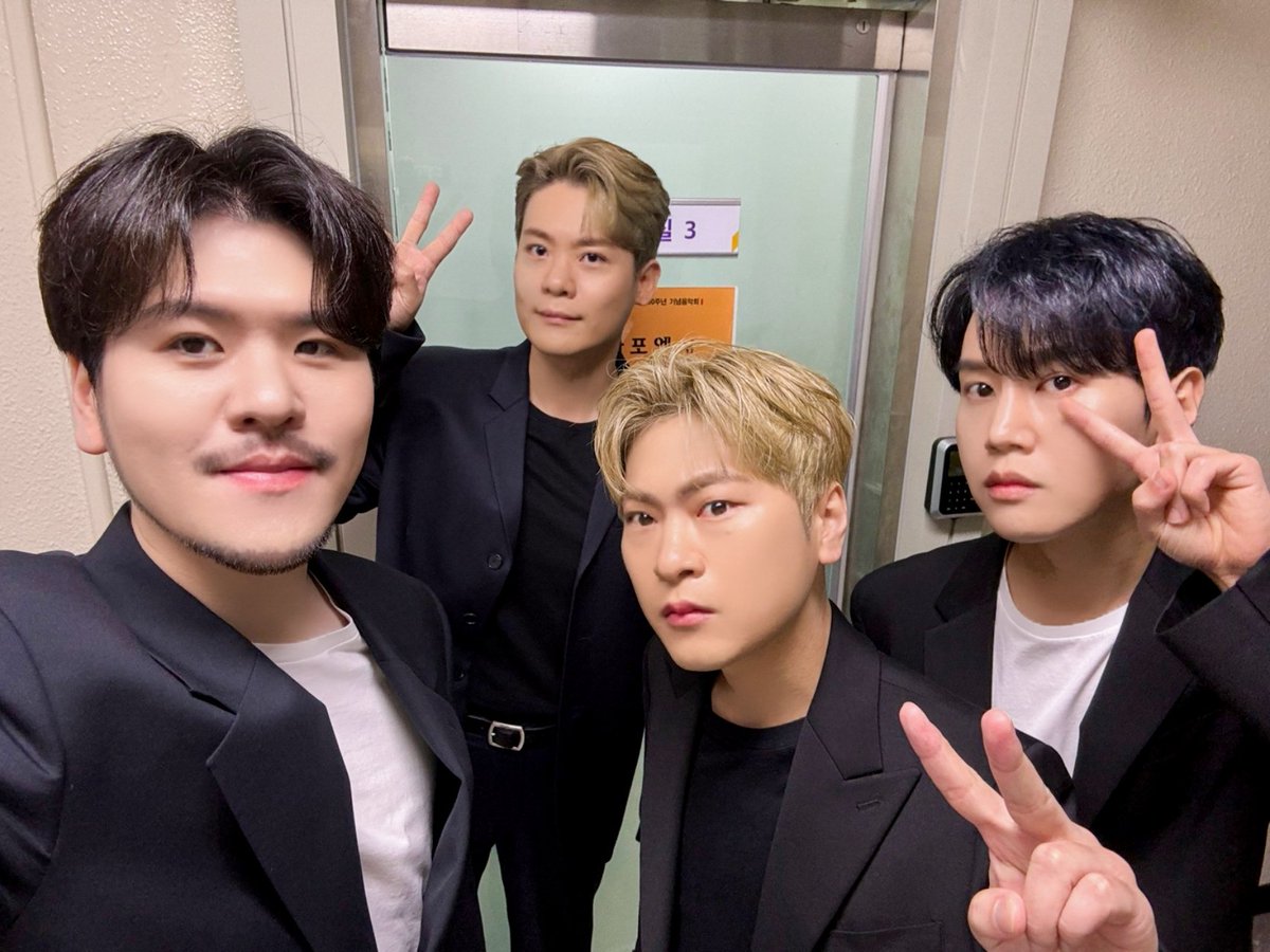 #LAPOEM
춘천고등학교 100주년 기념행사

짱포엠하면서
이렇게 다양한 머리색 처음이야🥹
좋다는 뜻..💕

역사 깊은 춘천고등학교의 
100주년 축하드립니다🎉

#라포엠 #춘천고
#유채훈 #박기훈 #최성훈 #정민성
#YouChaehoon #ParkKihun
#ChoiSunghoon #JeongMinseong