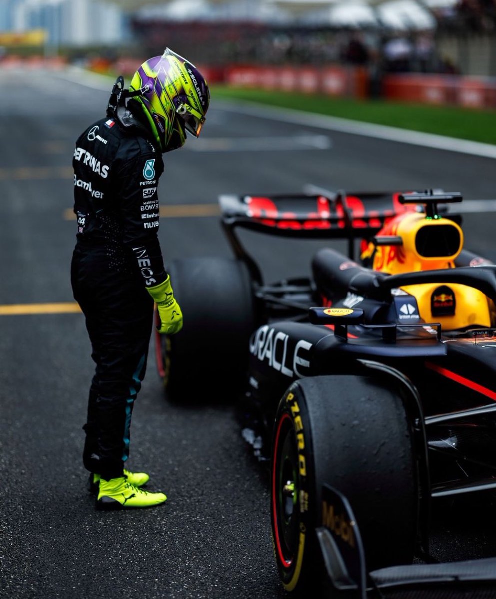 Cette photo de Lewis Hamilton regardant la Red Bull de Max Verstappen après avoir été distancé de 12 secondes en 10 tours lors du Sprint 🫠👀 📸 @vladimirrys sur IG #F1 #ChineseGP 🇨🇳