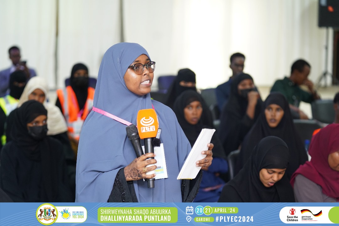 Hanaali31's tweet photo. Dood ku saabsan tayeynta waxbarashada iyo xirfadaha la siinayo dhallinyarada shaqo la'aanta ah.

Doodda ayaa lagu lafoguray isu miisaamidda fursadaha suuqa ka bannaan iyo kulliyadaha ardaydu baranayaan si looga hortago 

#PLYEC2024. https://t.co/O5Ne2tLMjI