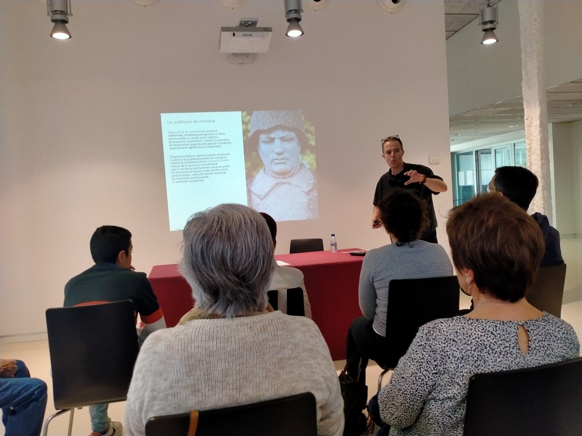 Molt interessant conferència de Manel Clemente sobre els monuments commemoratius de la Guerra Civil Espanyola a @espai_companys. A Catalunya encara hi són ben presents aquests símbols.