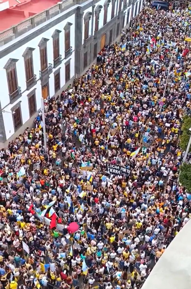 mdaswani's tweet photo. Decir que hay solo 15.000 es mentir. Hay tanta gente como un día de Carnaval. Corrijo: hay más gente que cualquier día de Carnaval. Una inmensidad infinita.

#20A #CanariasTieneUnLímite https://t.co/ctxIct9ye5