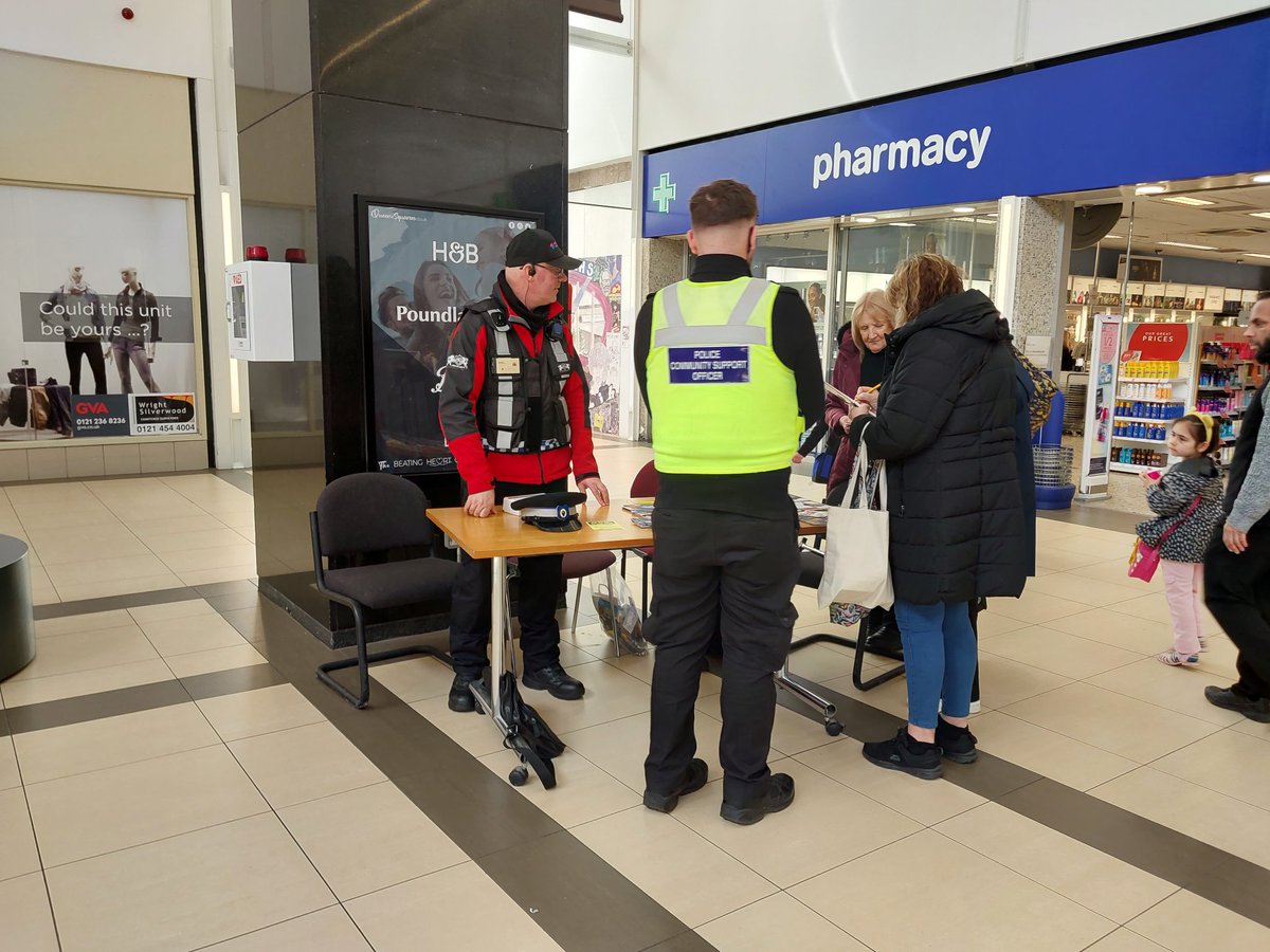We are at Queens Square #Westbrom until 2pm today with @WestBromwichTC . We are giving out crime prevention advice and goodies. Please come and say hello 👋 👮‍♀️👮‍♂️ #CommunityEngagement @SandwellPolice 31873