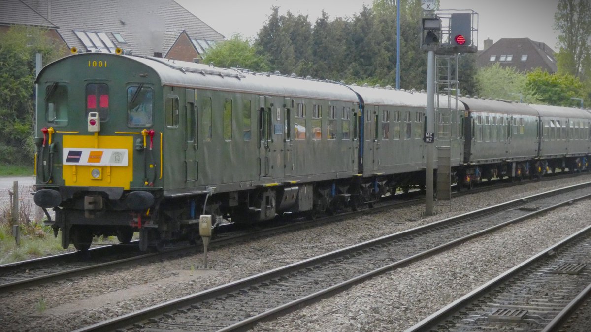 Today's photo from The Chilterns is Class 201 No. 1001 in the 7 car formation running the Neasden Nonsense Railtour into Aylesbury VP from Tonbridge and back.

📍Princes Risborough, CML (20/04/2024)
@HastingsDiesels @GBRailfreight
#Trainspotting #Thumper #ChilternMainline