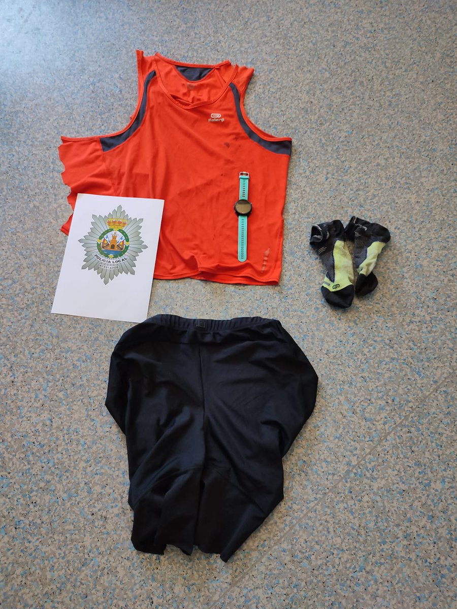 ferrol092's tweet photo. #BuenosDias 
Seguimos intentando identificar al 🏃‍♂️atropellado ayer por la tarde.
Por si alguien puede identificar estas prendas!!!
Pertenecen a un varón de unos 40 años de edad!!
☎️0️⃣9️⃣2️⃣
#rt
#ColaboracionCiudadana https://t.co/3lKbz5ONwJ