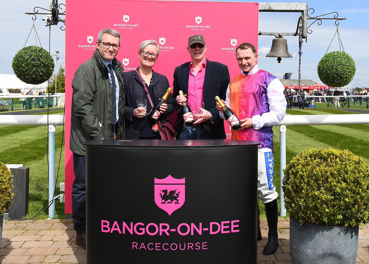 RACE 1 RESULT: THE WEATHERBYS nhstallions.co.uk NOVICES' HURDLE RACE 🥇Haiti Couleurs 🥈Grand Albert 🥉Illico De Cotte Jockey: Sean Bowen @Sean_Bowen_ Trainer: Rebecca Curtis @rebcurtis Owners: The Brizzle Boys 📸 @OffPhoto @weatherbysltd