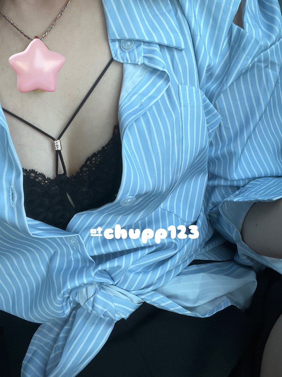 襯衫➕短裙、短褲是標配

解開一顆釦露出小心機😘