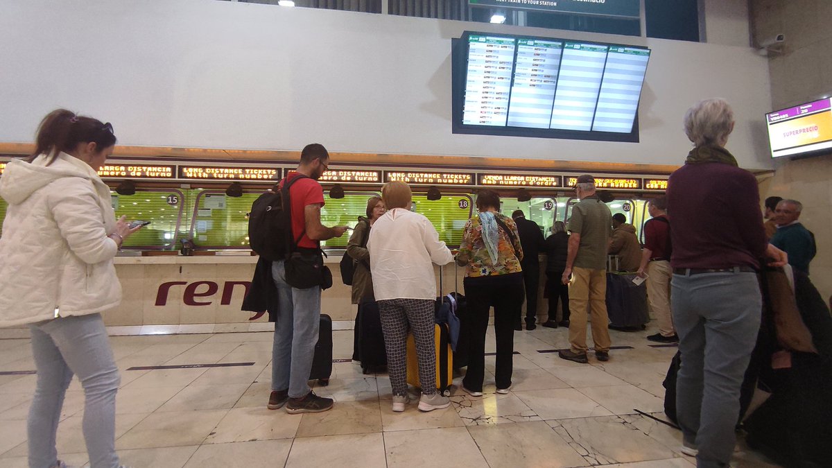 BarrutiaMichi's tweet photo. Renfe y su inutilidad... Más de dos horas esperando comprar un ticket de tren, hora y media hace que el turno con nuestros números no se mueve. Renfe y su porquería de servicio. #renfe #barcelonasants #porqueriaderenfe #renfelargadistancia #putarenfe #sants #renfe #siempreigual https://t.co/oJ8P1ubsY4