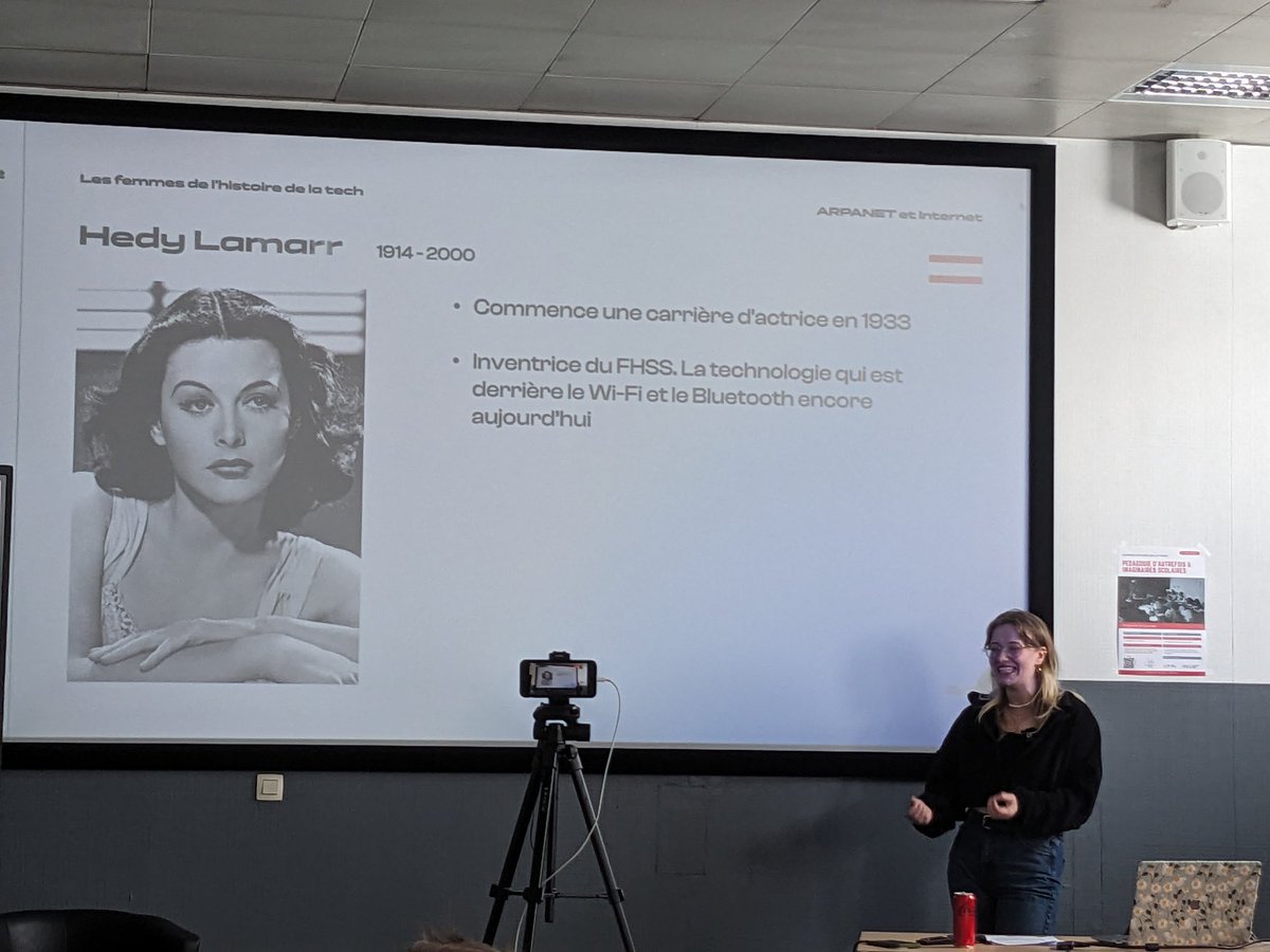 Conférence Women in Tech avec des modèles en la matière par @devgirl__ au JPO @heajofficiel (cf aussi expo @ComputerMuseumB )