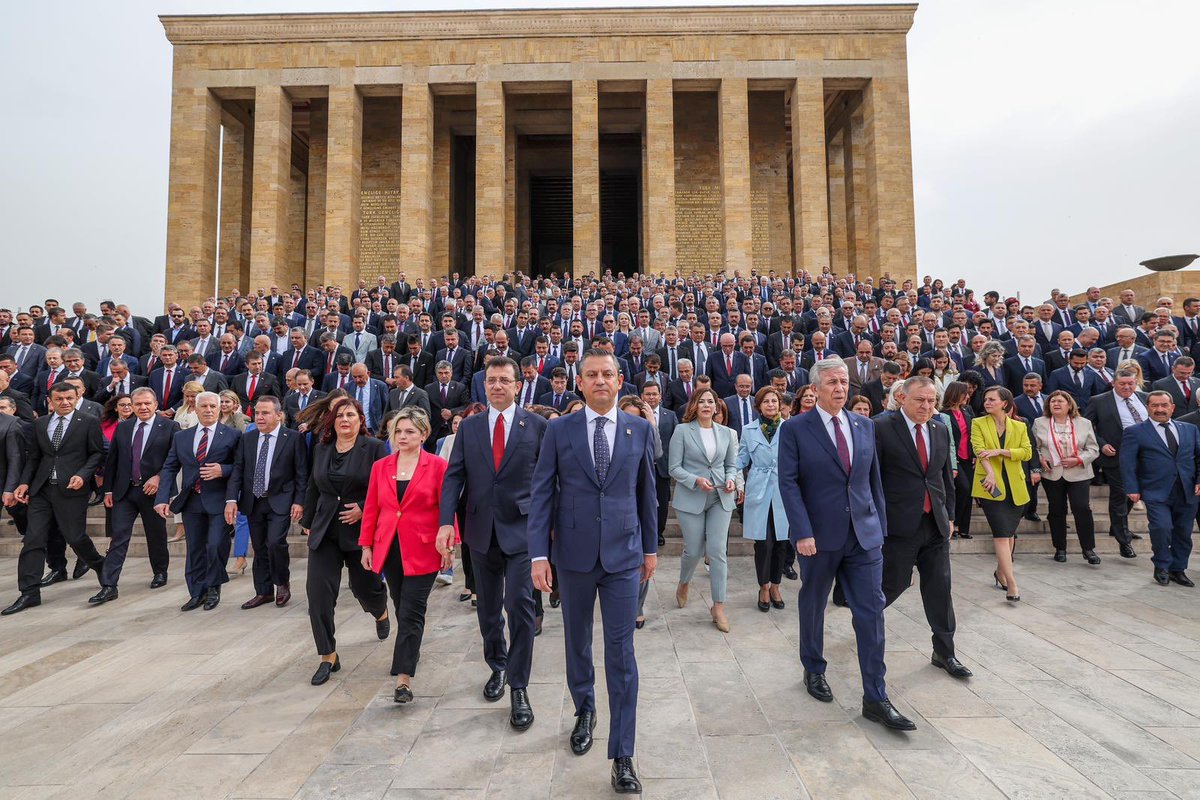 Atatürk'e şey deseydiniz; 'İstiklâl Marşı'nı okutmayanlara, Türk bayrağını kaldıranlara, sana p*zevenk diyenlere ses etmedik ama yine de en Atatürkçü biziz'