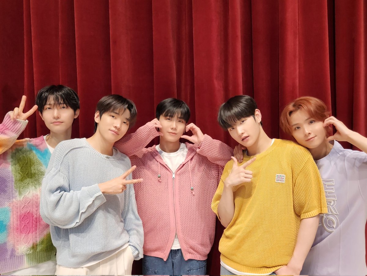 dkz_dy's tweet photo. [📸] 240420 미니레코드 밋앤콜 팬사인회

✍️🐰🐹🐱🐻🦊😍

#DKZ #디케이지
#REBOOT
#LikeaMovie https://t.co/D4hZBl5URg