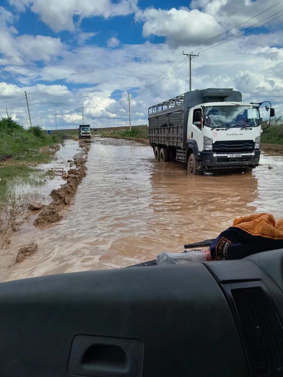 Munywoki016's tweet photo. @C_NyaKundiH This road is one hell of road, every day there must be more than two lorries broken down due to state of the road from mlolongo to quarries, the truck drivers are facing hard times even affecting trips. https://t.co/7gFDU1xsn6