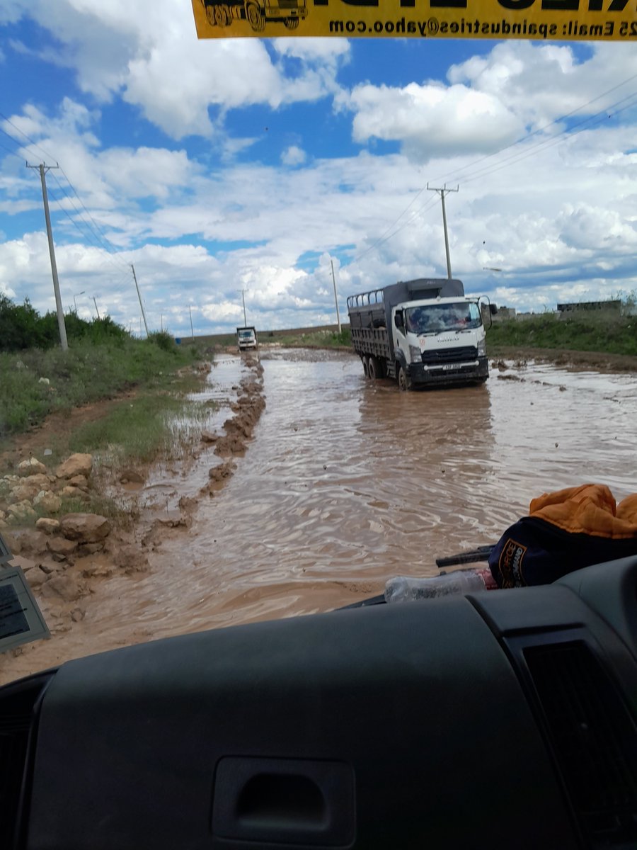 Munywoki016's tweet photo. @C_NyaKundiH This road is one hell of road, every day there must be more than two lorries broken down due to state of the road from mlolongo to quarries, the truck drivers are facing hard times even affecting trips. https://t.co/7gFDU1xsn6