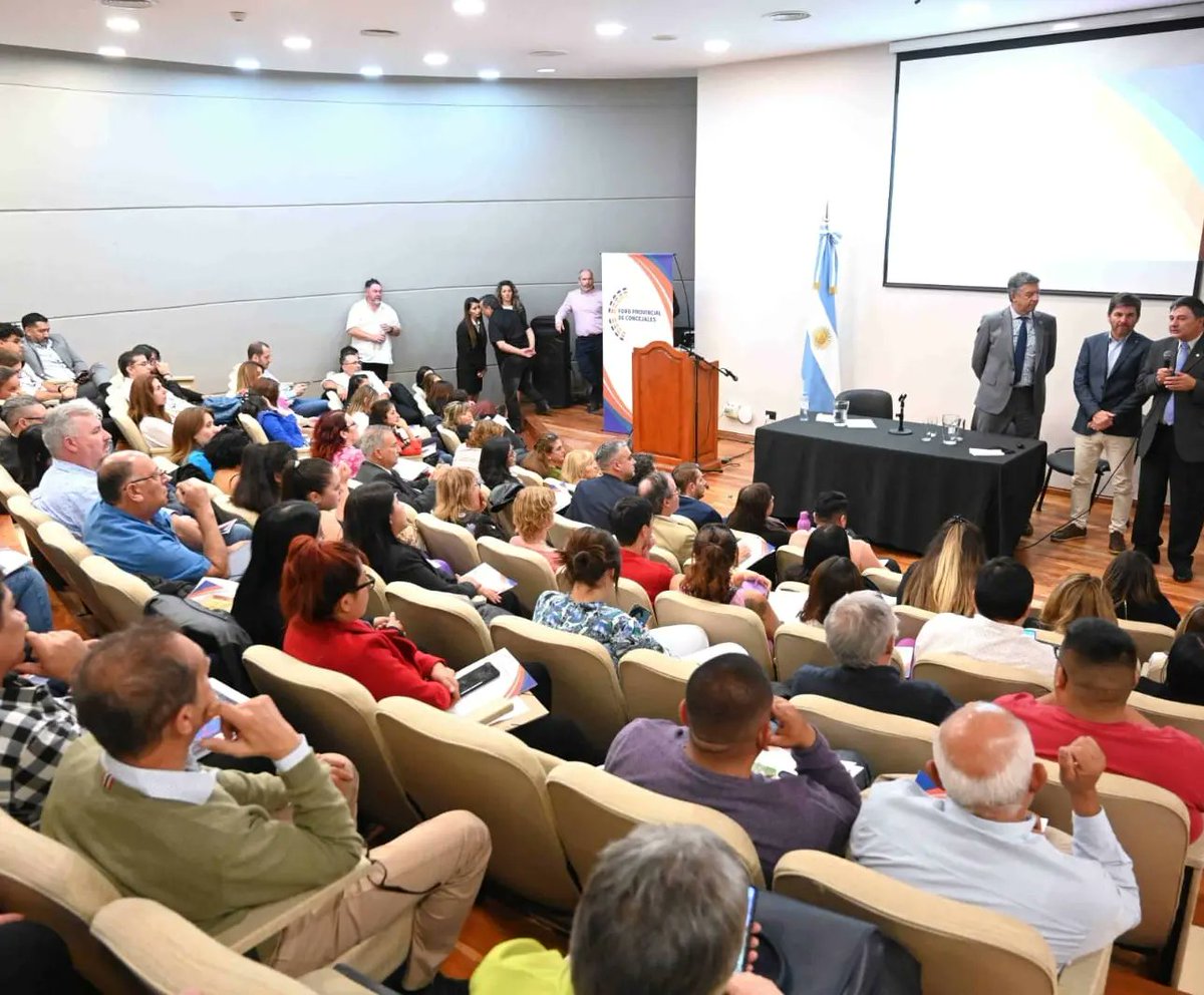 Agradezco la presencia en Honorable Legislatura del Chubut del presidente de la Asociación de Magistrados y Funcionarios de la Justicia Nacional, Dr. Andrés Basso; y del presidente de la Cámara Federal de #Mendoza, Dr. Manuel Pizarro, quienes tuvieron la gentileza de exponer su