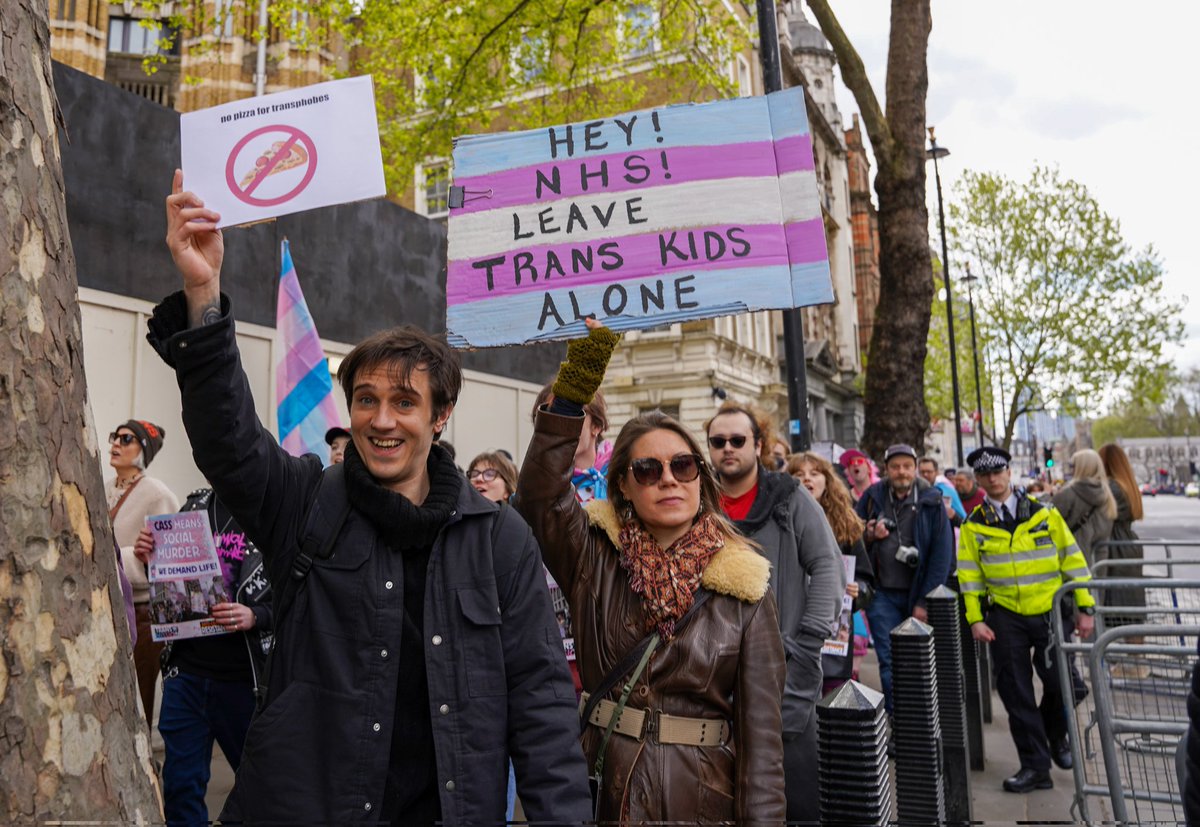 @S3xTheoryDee 'No pizza for transphobes' and 'Hey! NHS! Leave trans kids alone'