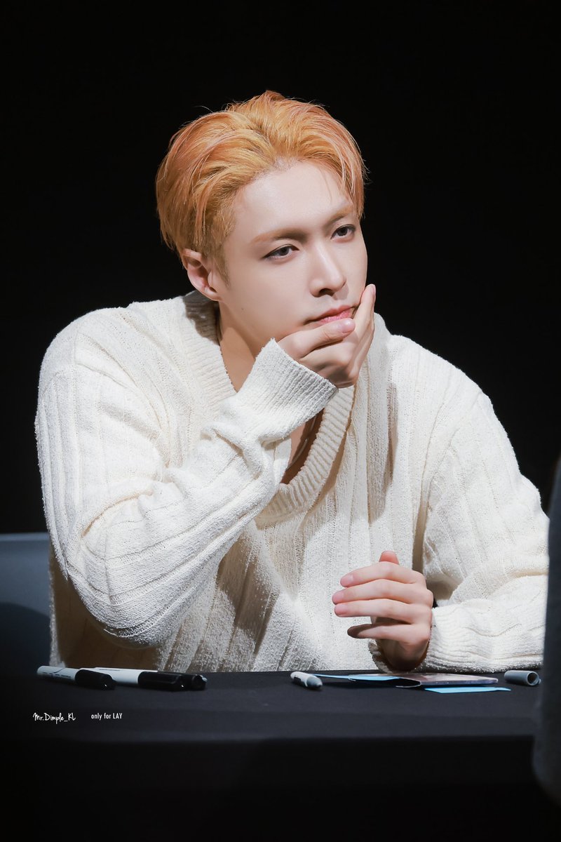 xingsbeiker's tweet photo. yixing 3 set aegyo 🥰 https://t.co/Q4Nhaoge9Y