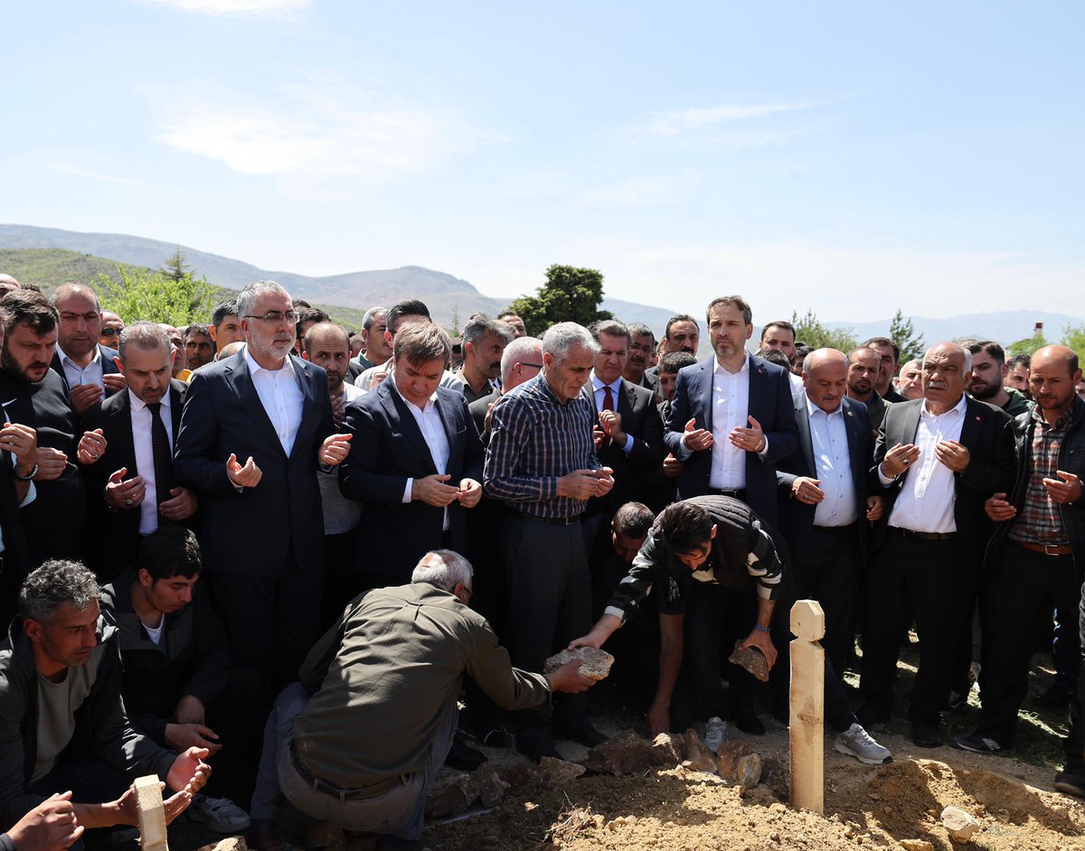 Erzincan’da maden sahasında meydana gelen heyelanın ardından gayretle devam eden arama çalışmaları neticesinde dün maden işçisi Adnan kardeşimizin cenazesine ulaşılmıştı. Enerji ve Tabii Kaynaklar Bakanımız Sayın Alparslan Bayraktar ile birlikte İliç’te Adnan kardeşimizi