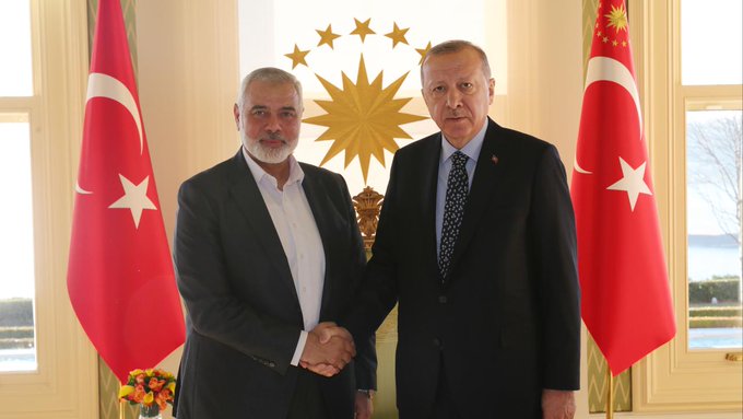 Cumhurbaşkanı Recep Tayyip Erdoğan, Dolmabahçe Çalışma Ofisi'nde Hamas Siyasi Büro Başkanı Haniye'yi kabul etti. Görüşme basına kapalı gerçekleşiyor.