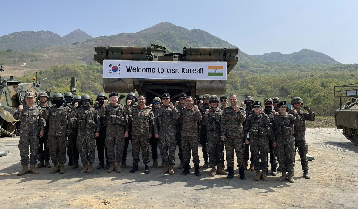 IndiainROK's tweet photo. An #IndianArmy delegation visited Republic of Korea from 17-19 April. They met Ambassador @KumarAmitMEA on 19 April. 

The delegation visited ROK Army HQ apart from army combat units. Discussions focussed on strengthening defence cooperation in the land forces domain.  🇮🇳-🇰🇷 Partnership
#DefenceExchanges

4월 17일부터 19일까지 인도 육군 사절단이 한국을 방문하였으며, 19일 아밋 쿠마르 주한인도대사와 만남을 가졌습니다. 

사절단은 한국 육군본부와 전투부대를 방문하였으며 지상 국방 협력을 중점으로 논의를 나누었습니다. 🇮🇳-🇰🇷파트너십
#국방교류