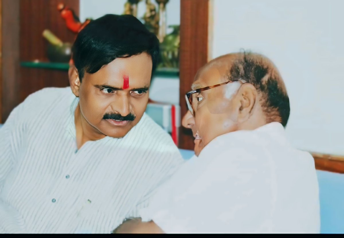 kiranmane7777's tweet photo. उत्तम जानकर यांच्याविषयी मला फारशी माहिती नव्हती. पण मागच्या आठवड्यात अचानक वीज चमकल्यासारखे ते नांव झळकले. थोडा चकीत झालो.  महाराष्ट्राच्या राजकारणाचे गटारघाण करणार्‍या एका अत्यंत ��िषारी वृत्तीच्या नेत्याने जानकरांसाठी स्पेशल विमान पाठवून निमंत्रण दिलेली बातमी वाचली. हा नेता म्हणजे सत्तेच्या जोरावर - सरकारी यंत्रणांचा गैरवापर करून बेडकाचा बैल झालेला. त्यामुळे कपट हा त्याचा स्थायीभाव. मुलाखतीतही 'मी असे कारस्थान केले' हे निर्लज्ज गर्वाने सांगतो. आता हे जे कुणी जानकर आहेत, त्यांचाही तो दादा-मिंधे करणार... म्हणजेच तात्पुरती मोठी लालूच दाखवून, वापरून फेकून देणार असे वाटले.

अचानक उत्तम जानकरांनी आणि पवारसाहेबांनी मिळुन अशी चाल खेळली, जी भारतभरातल्या भल्याभल्यांना जमली नाही ! त्या विखारी, कटकारस्थानी लोकांनी टाकलेले जाळे फाडून उत्तम जानकर नांवाचा वाघ निसटला. छत्रपती शिवरायांच्या भुमीचा वारसा जपत अक्राळविक्राळ महाशक्तीला चॅलेंज देणार्‍या लढवय्यांमध्ये सामील झाला !

पवारसाहेब जी खेळतात ना, ती खरीखुरी राज'नीती' ! हातात सत्ता नसतानाही, केवळ बुद्धीच्या बळावर ही कमाल करणे सोपे नाही. त्यांनी सत्ता असतानाही कधी इडी, सीबीआयसारख्या सरकारी संस्थांचा गैरवापर केला नाही. त्यांनी ज्यांना मोठे केले, ते गद्दारी करून निघून गेले. तरीही या वयात पवारसाहेब ज्या कौशल्यानं स्वबळावर बडे-बडे नेते आपलेसे करताहेत... खरे 'राजकारण' काय असते, ते दाखवून देताहेत... ते या भाकडकाळात एक आदर्श उदाहरण ठरतेय. 

उत्तम जानकरसाहेब, पुर्वी राजकारणात तुमची काही पावलं चुकलीही असतील. पण चूक सुधारणे हा प्रक���र महाकठीण असतो. तुम्हाला त्या लांडग्यांनी जे आमिष दाखवले असणार ते नक्कीच छोटे नसणार हे आम्ही जाणतो... तुम्ही ते लाथाडून आज 'न्यायाची' कास पकडत आहात याची नोंद इतिहासात होईल. हा देश, या  देशाची लोकशाही सुरक्षित रहाणार आहे, ती तुमच्यासारख्या नेत्यामुळेच !

तुमच्या राजकीय वाटचालीसाठी मनापासुन सदिच्छा.❤️

- किरण माने.