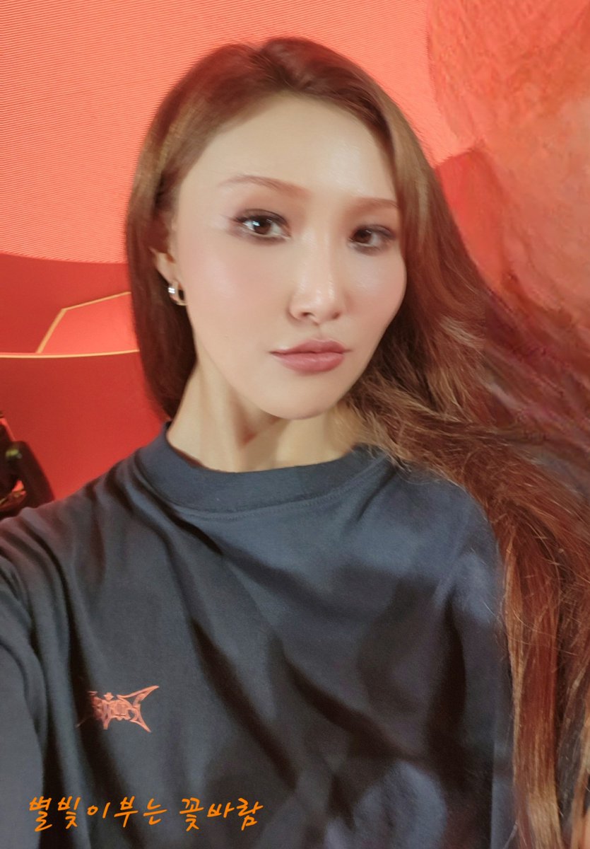 MSB_122108's tweet photo. 240420 화사팬콘 twits 
혜지니가 너무 이뻐서 1등 당첨 1대1 사진타임에 찍은 사진 공유합니다 10년차팬 드디어 덕계못탈출 혜지나 고마워 사랑해🧡🧡🧡 https://t.co/Ssgg2fJvVm