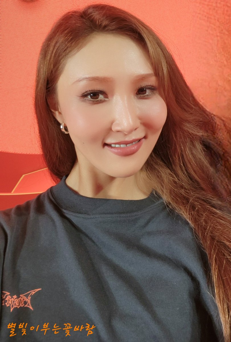 MSB_122108's tweet photo. 240420 화사팬콘 twits 
혜지니가 너무 이뻐서 1등 당첨 1대1 사진타임에 찍은 사진 공유합니다 10년차팬 드디어 덕계못탈출 혜지나 고마워 사랑해🧡🧡🧡 https://t.co/Ssgg2fJvVm