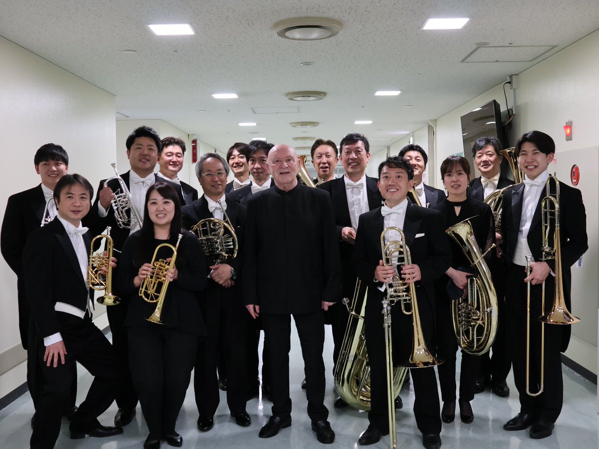 NHKSO_Tokyo's tweet photo. 第2008回 定期公演 Cプログラム 2日目

終演後のバックステージから
マエストロの希望もあり、金管メンバーが集合🎺📯

そしてブルックナーの重厚な響きを支えた、ワーグナー・テューバとテューバのメンバーと共に📸

#N響 #nhkso #ChristophEschenbach #Bruckner