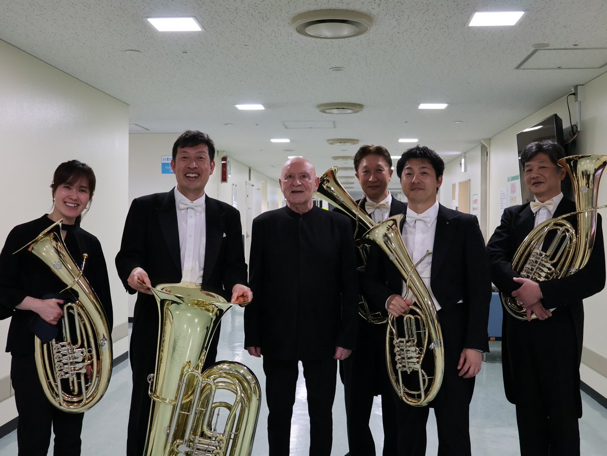 NHKSO_Tokyo's tweet photo. 第2008回 定期公演 Cプログラム 2日目

終演後のバックステージから
マエストロの希望もあり、金管メンバーが集合🎺📯

そしてブルックナーの重厚な響きを支えた、ワーグナー・テューバとテューバのメンバーと共に📸

#N響 #nhkso #ChristophEschenbach #Bruckner