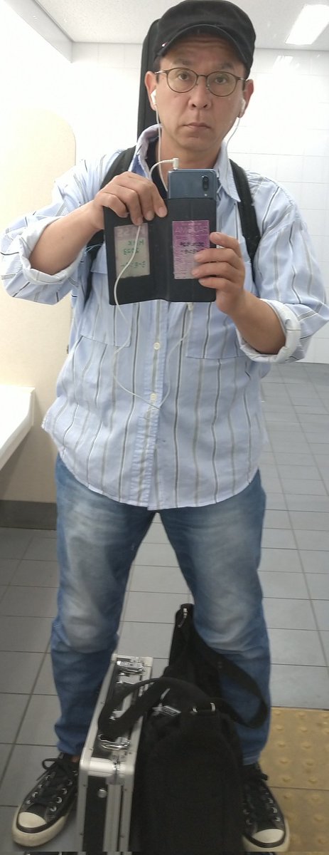 HitoriSeamonkey's tweet photo. 今日が中古レコードフェスの最終日やと思って、スタジオ練習前に神戸阪急に行ったら何と来月やった💦
意地でもレコー��買おうと思って、三宮の駅に一番近い半地下の「りずむぼっくす」で掘ってたら、ビリー・ジョエルのイノセントマンを見っけ👀
前に他店で980円で買ったら、針飛びが酷すぎて返品返金 https://t.co/831B1F4MKP