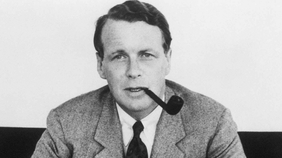 dickiebush's tweet image. The Father Of Advertising: David Ogilvy

In 1982, he penned an internal memo to his staff titled "How to Write."

In just 10 bullets he put together a masterclass in effective writing. 

Here's a breakdown of each one: