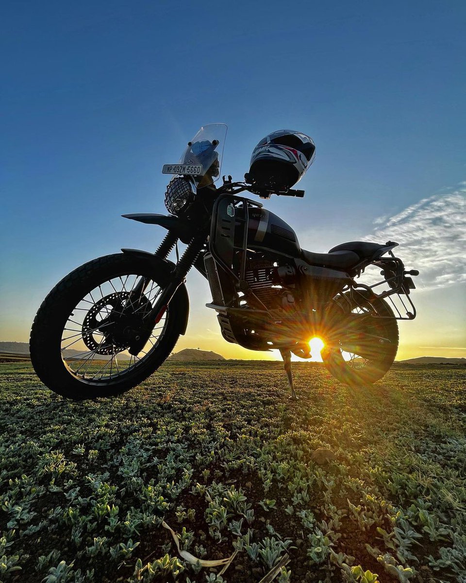 Seems Mother Nature wanted to spotlight this ride. 🌅

📷: @_12.sarthak

#YezdiForever #JawaYezdiMotorcycles #YezdiAdventure #MadeofMotorcycling