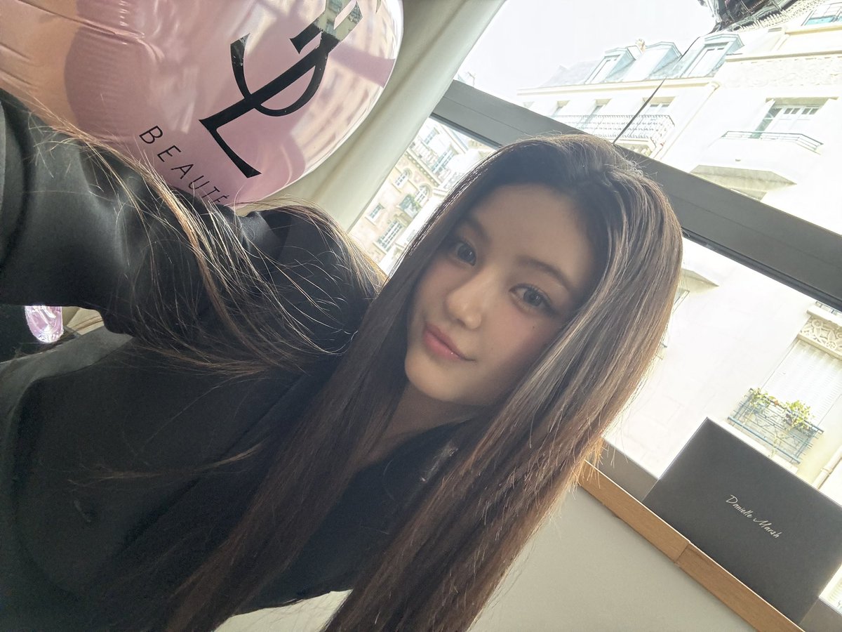 NewJeans_twt's tweet photo. Good night kisses💋💋😘

#NewJeans #뉴진스 #DANIELLE #다니엘 https://t.co/he2PpJEuk5