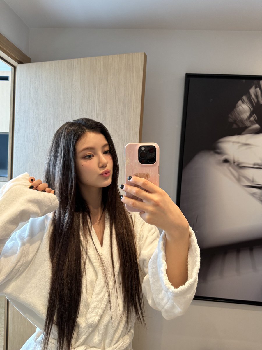 NewJeans_twt's tweet photo. Good night kisses💋💋😘

#NewJeans #뉴진스 #DANIELLE #다니엘 https://t.co/he2PpJEuk5