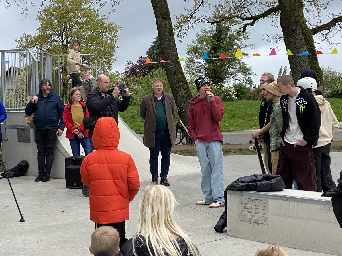 Het nieuwe Urban Skatepark in Nijverdal is geopend! Dit jongereninitiatief is samen met de jongeren gerealiseerd door gemeente Hellendoorn en st. De Welle. Europees kampioen Keet Oldenbeuving geeft een clinic 🛹 👍🏻 Meer info over t project: leaderzuidwesttwente.nl <a href="/HELLENDOORNnl/">Gemeente Hellendoorn</a>