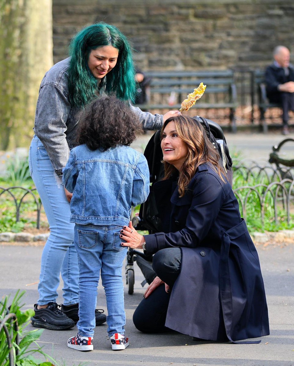 🚨 Une petite fille qui avait perdu sa maman dans la rue, a reconnu l'actrice Mariska Hargitay en plein tournage de New York Unité Spéciale et est allée lui demander de l'aide, pensant qu'il s'agissait d'une vraie policière ! Mariska Hargitay, alias l'inspecteur Olivia Benson,