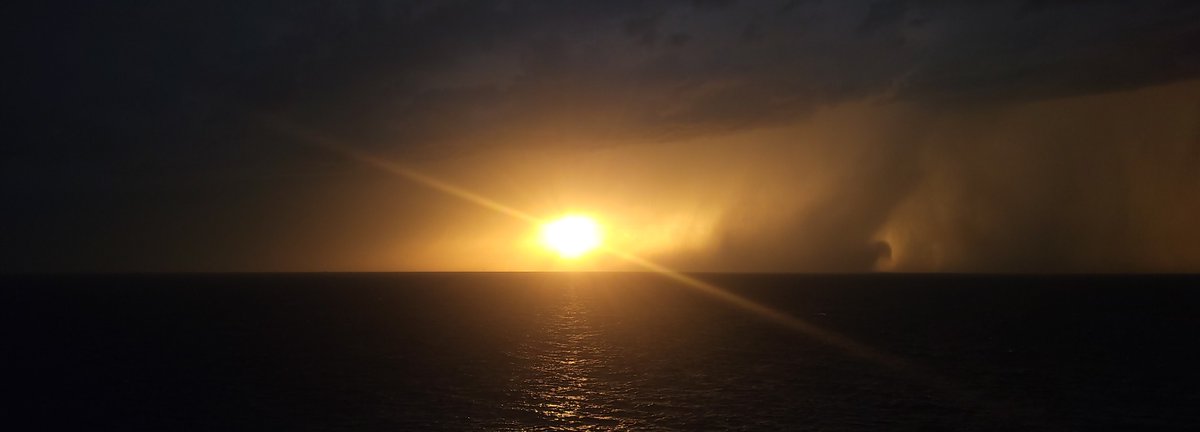 StudiosDanda's tweet photo. The sun at its best. After lighting the world all day. 🌞 🌎 📷
#sunset #gopro #ocean #beach #Mexico #Cozumel https://t.co/XscBwdvJhv