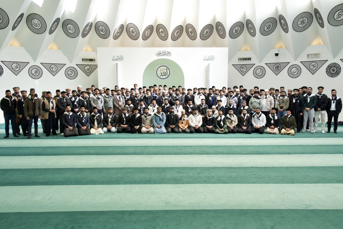 KhuddamDE's tweet photo. Die Teilnehmer der Studentenreise der Majlis Khuddam-ul-Ahmadiyya Deutschland 2024. 

#KhuddamDE #MKAD #Studentenreise #MubarakMoschee https://t.co/tQMoOe4tIc