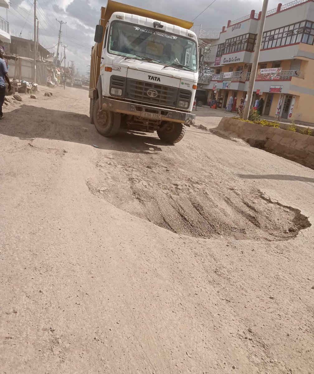evelynempeter's tweet photo. 🛣️ Urgent Attention Needed! 🛣️
@Wavinya_Ndeti @hon_Makau @RitahNdunge

Potholes, mud, &amp; erosionRoad nearly impassable.We urgently need repairs!

One of the lorries passing katani craters 
@kipmurkomen @KURAroads @citizentvkenya @ntvkenya @StandardKenya 
#fixquarrykataniroad https://t.co/F1SwOWWsFY