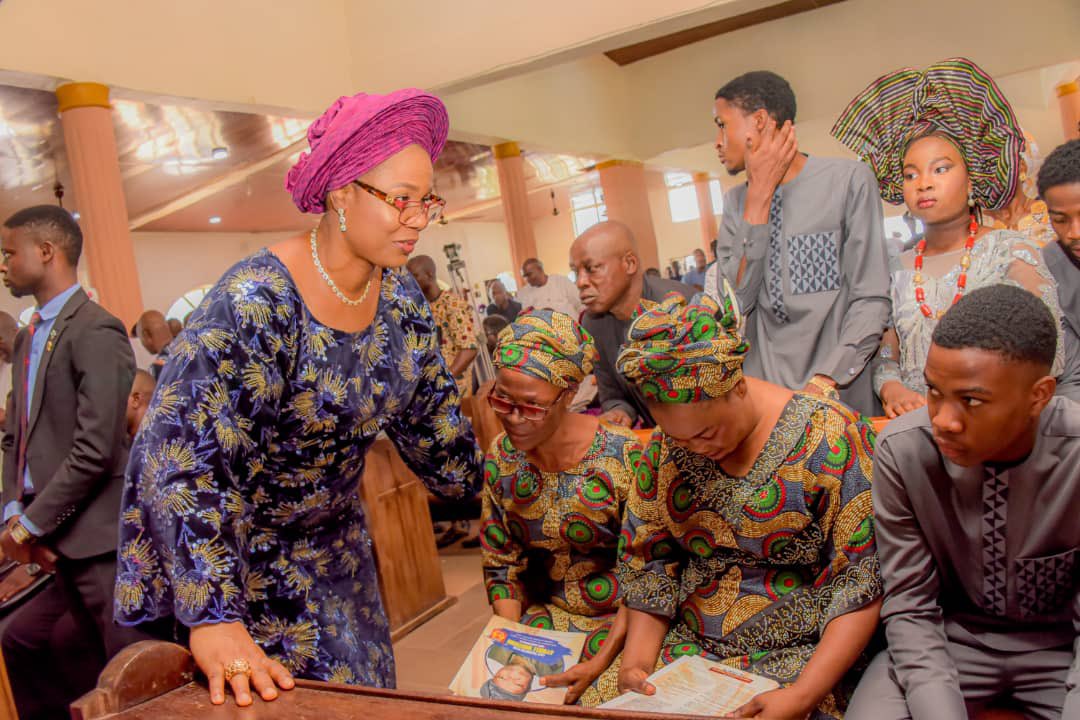 IMESI EKITI | Friday 19th April 2024.

I joined my husband, His Excellency Biodun Oyebanji, the Executive Governor of Ekiti State, and other distinguished Nigerians in attending the funeral service held in honor of the late Chairman of the All Progressives Congress (APC) in Ekiti