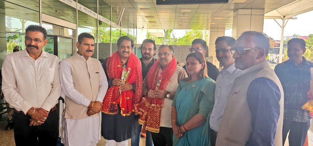 BJP National General Secretary and J&K Prabhari Shri @tarunchughbjp welcomed by J&K BJP leaders at Jammu Airport.