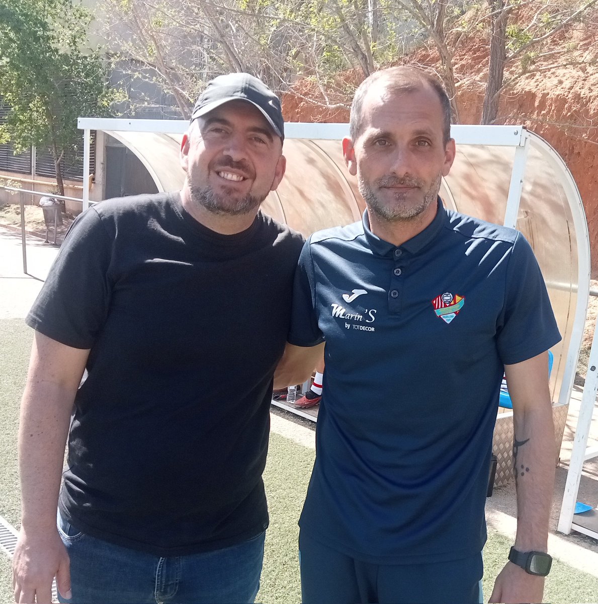 Dos craks del llefia primera catalana los hombres milagro Jordi. Souto i Toni  Casulleras forman el cuerpo técnico del llefia. Luchan por la salvación  gran victoria pasado domingo siguiendo así se saalvvaran.  Sienten los colores como nadie  llefia  es el segundo equipo de bada