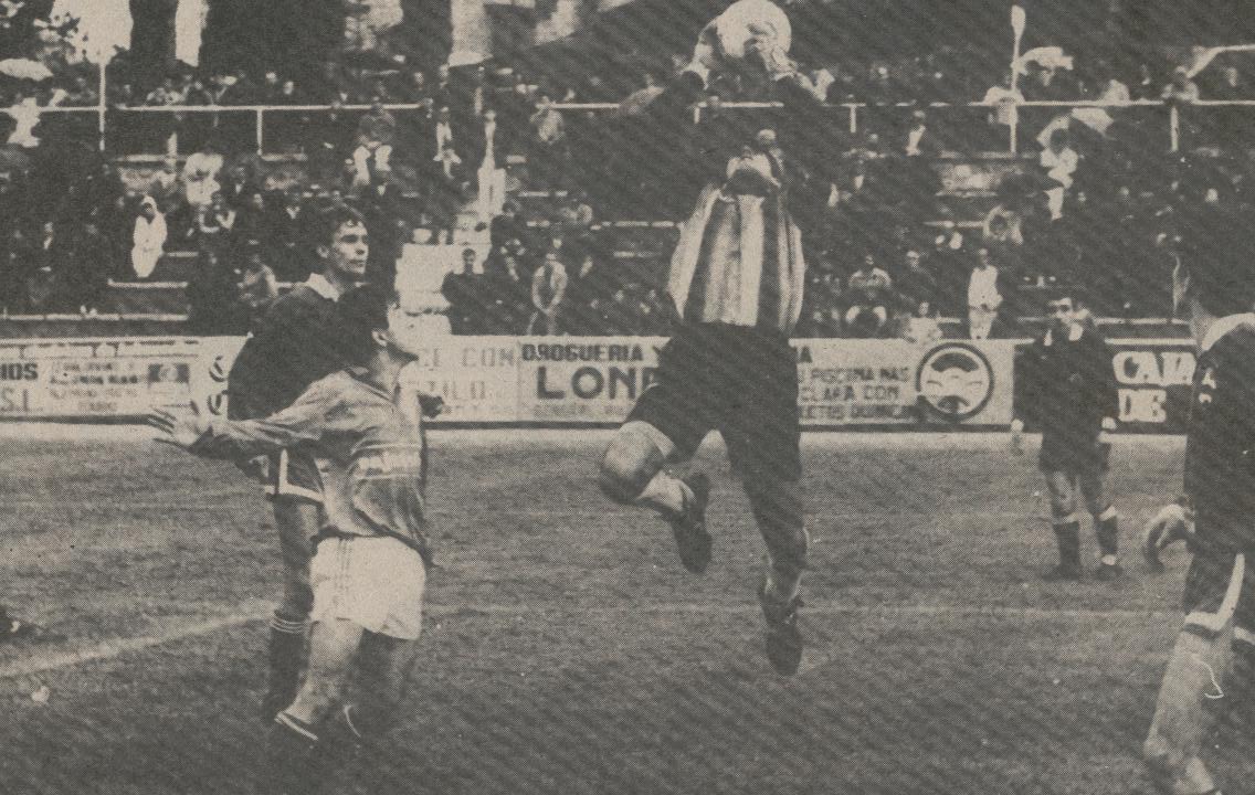 eltoledocom's tweet photo. Temporada 1988/89: @CD_Toledo 4 – @CDSonseca 1.
Tercera División.
Paco, jugador del @CD_Toledo y Tante, portero del @CDSonseca
#Toledo #CDToledo #Sonseca https://t.co/XgDSxlAXnH