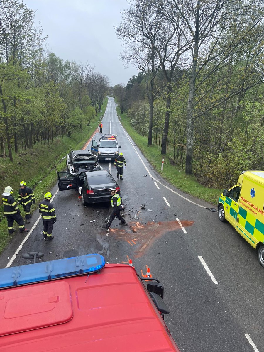 HZS_STC's tweet photo. Profesionální hasiči z Příbrami a dobrovolní hasiči z Březových Hor zasahují u dopravní nehody 2 osobních vozidel. Dvě osoby předány do péče @ZZS_SCK , z toho jednu jsme museli z vozu vyprostit. Hasiči provedli protipožární opatření a posyp uniklých provozních kapalin. https://t.co/6DCdODJttZ