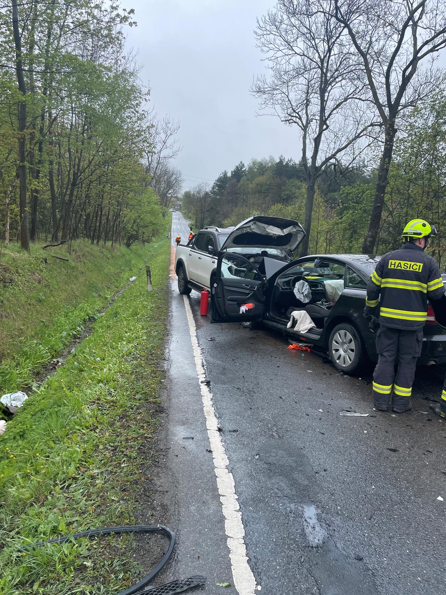 HZS_STC's tweet photo. Profesionální hasiči z Příbrami a dobrovolní hasiči z Březových Hor zasahují u dopravní nehody 2 osobních vozidel. Dvě osoby předány do péče @ZZS_SCK , z toho jednu jsme museli z vozu vyprostit. Hasiči provedli protipožární opatření a posyp uniklých provozních kapalin. https://t.co/6DCdODJttZ