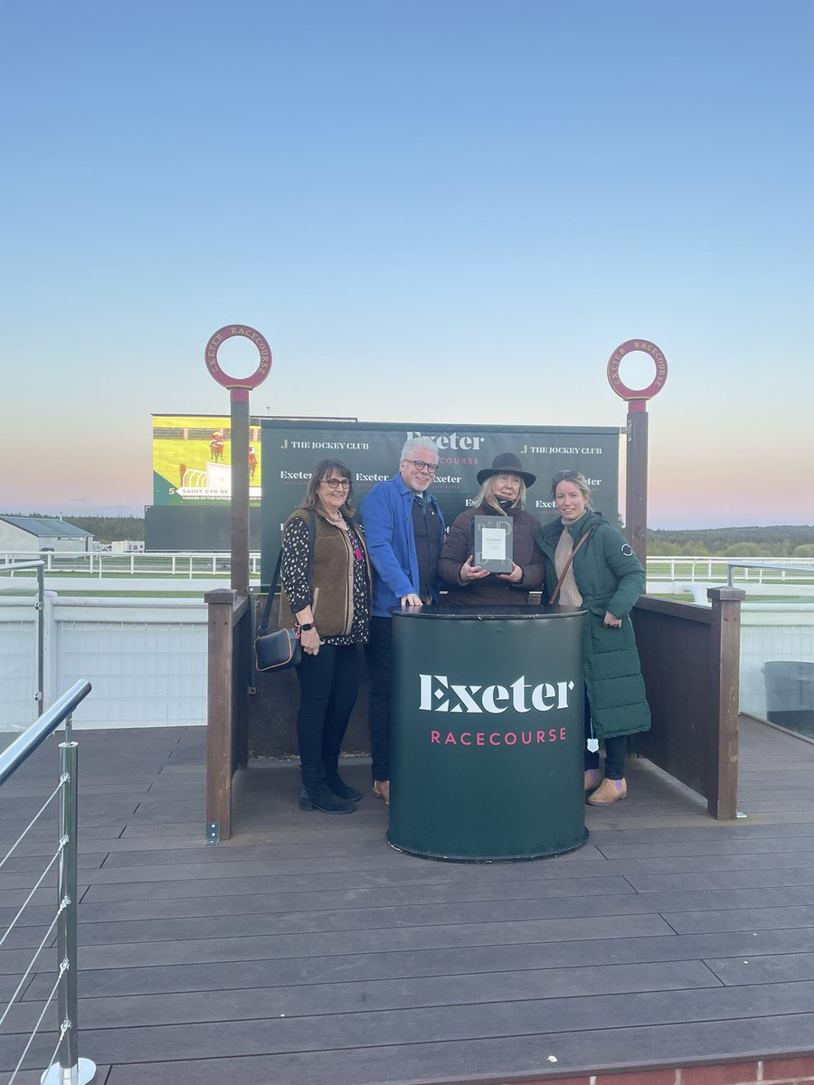 Lovely evening yesterday! HEARTS CORNER ❤️ 🥇 wins the Swan Inn D&C Intermediate Series Final Hunter chase @exeterraces for @Joshua_N3wman and owner Becky Roach #BlackmoreFarm #pointtopointracing